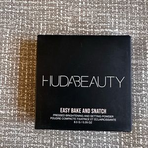 Huda Beauty Easy Bake Snatch Pressed Brightening Setting Powder banana bread